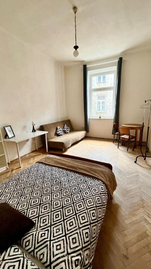 Nice Bedroom Near The Bus And Train Station كراكوفيا المظهر الخارجي الصورة