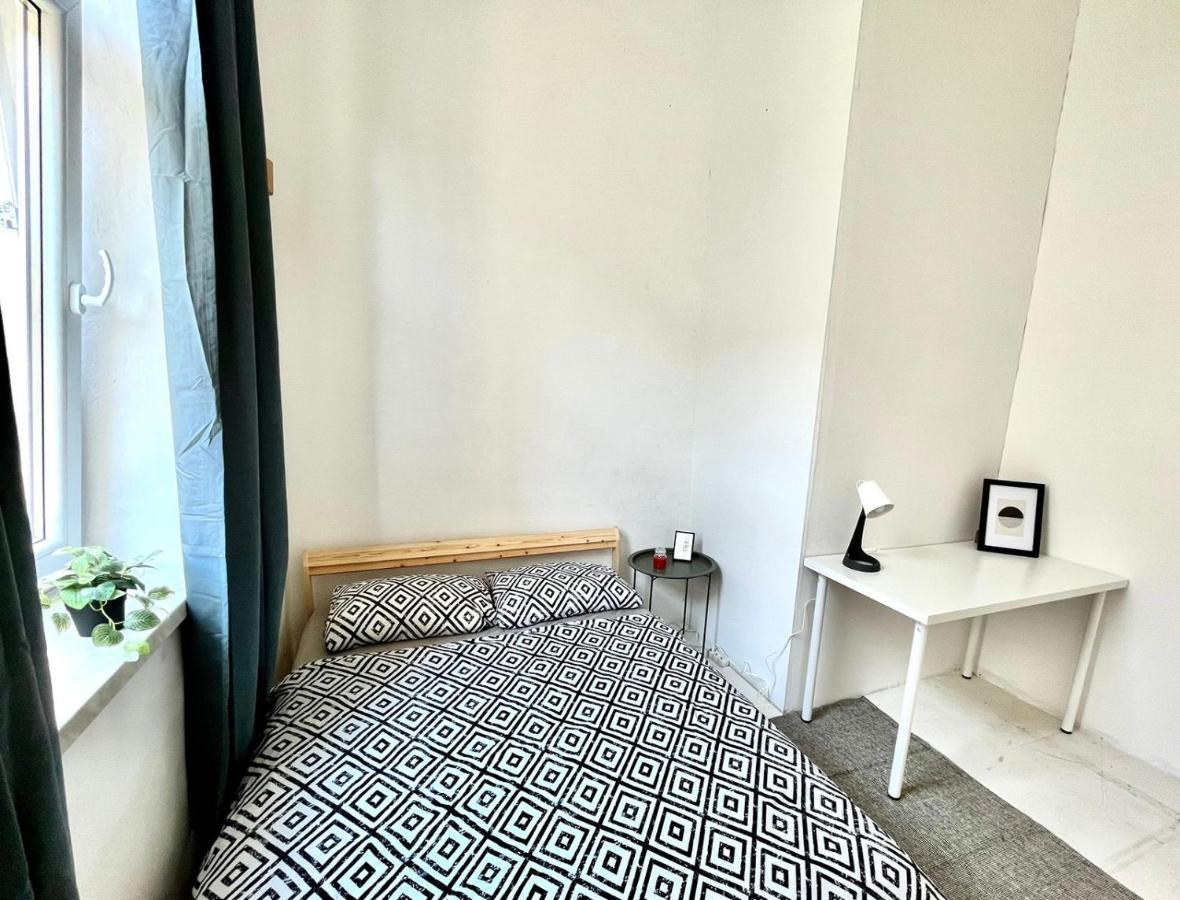 Nice Bedroom Near The Bus And Train Station كراكوفيا المظهر الخارجي الصورة