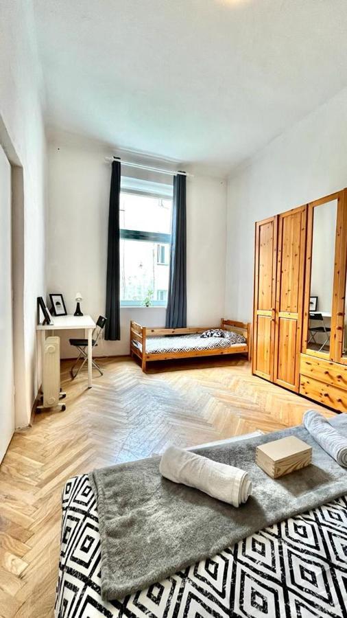 Nice Bedroom Near The Bus And Train Station كراكوفيا المظهر الخارجي الصورة
