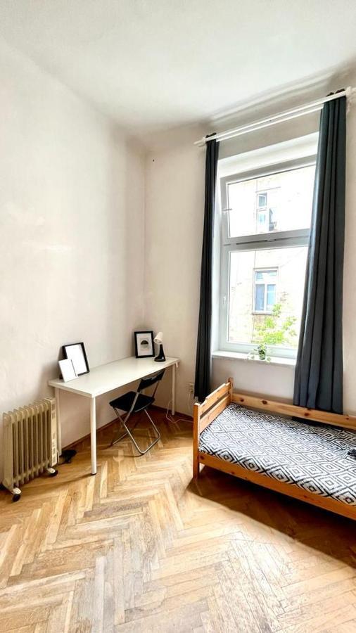 Nice Bedroom Near The Bus And Train Station كراكوفيا المظهر الخارجي الصورة